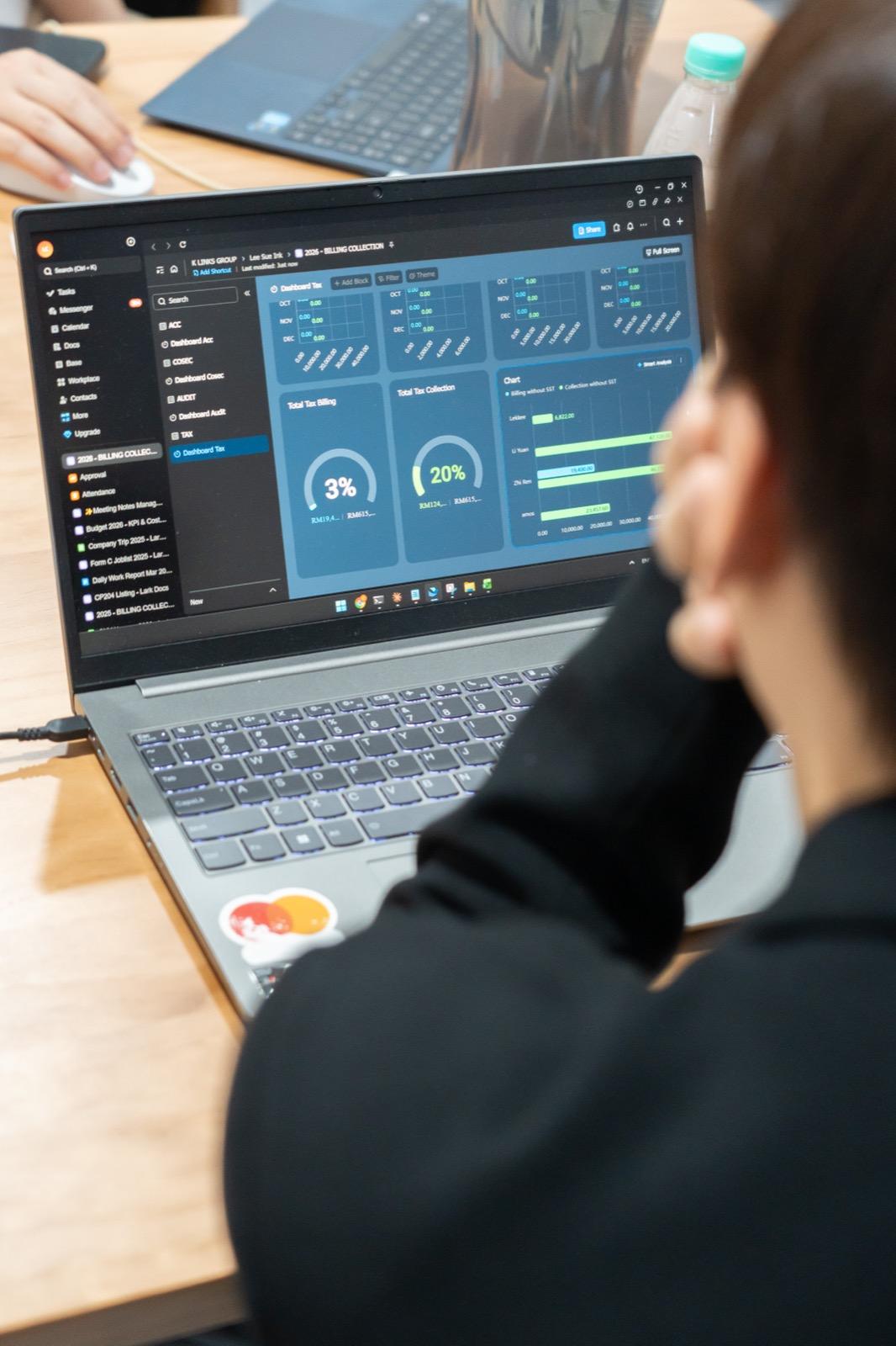Attendee looking at a finance dashboard