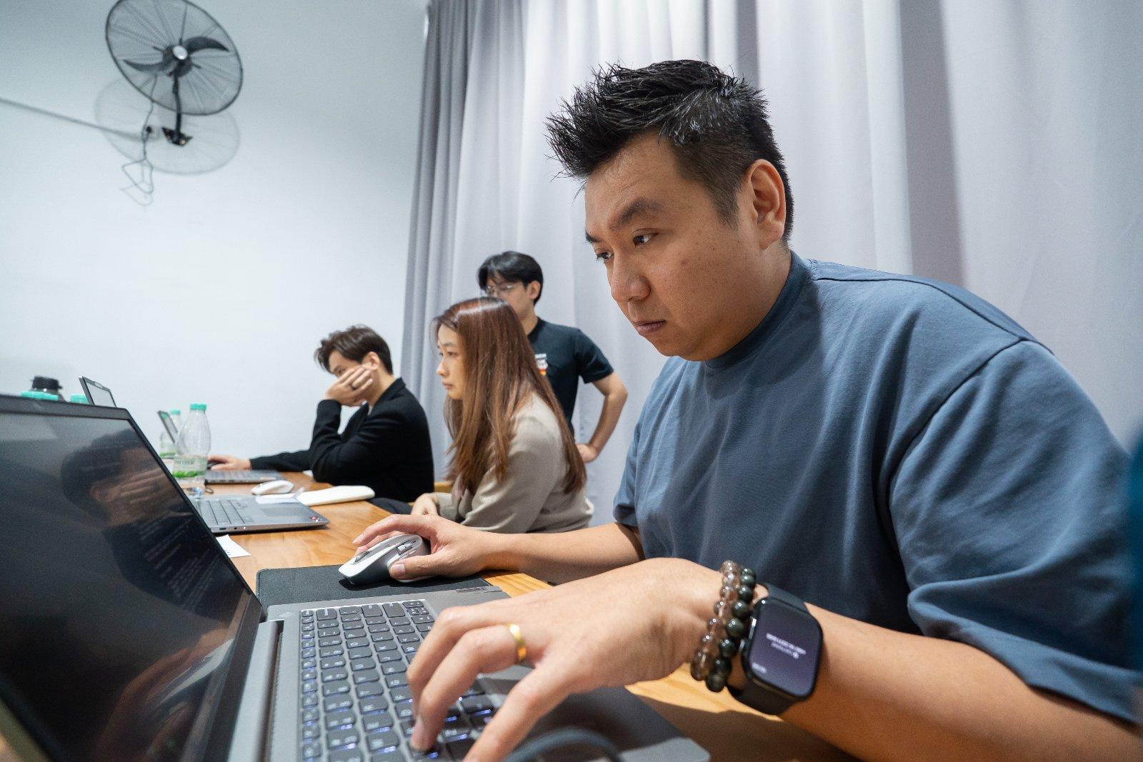 Liren coding beside other attendees