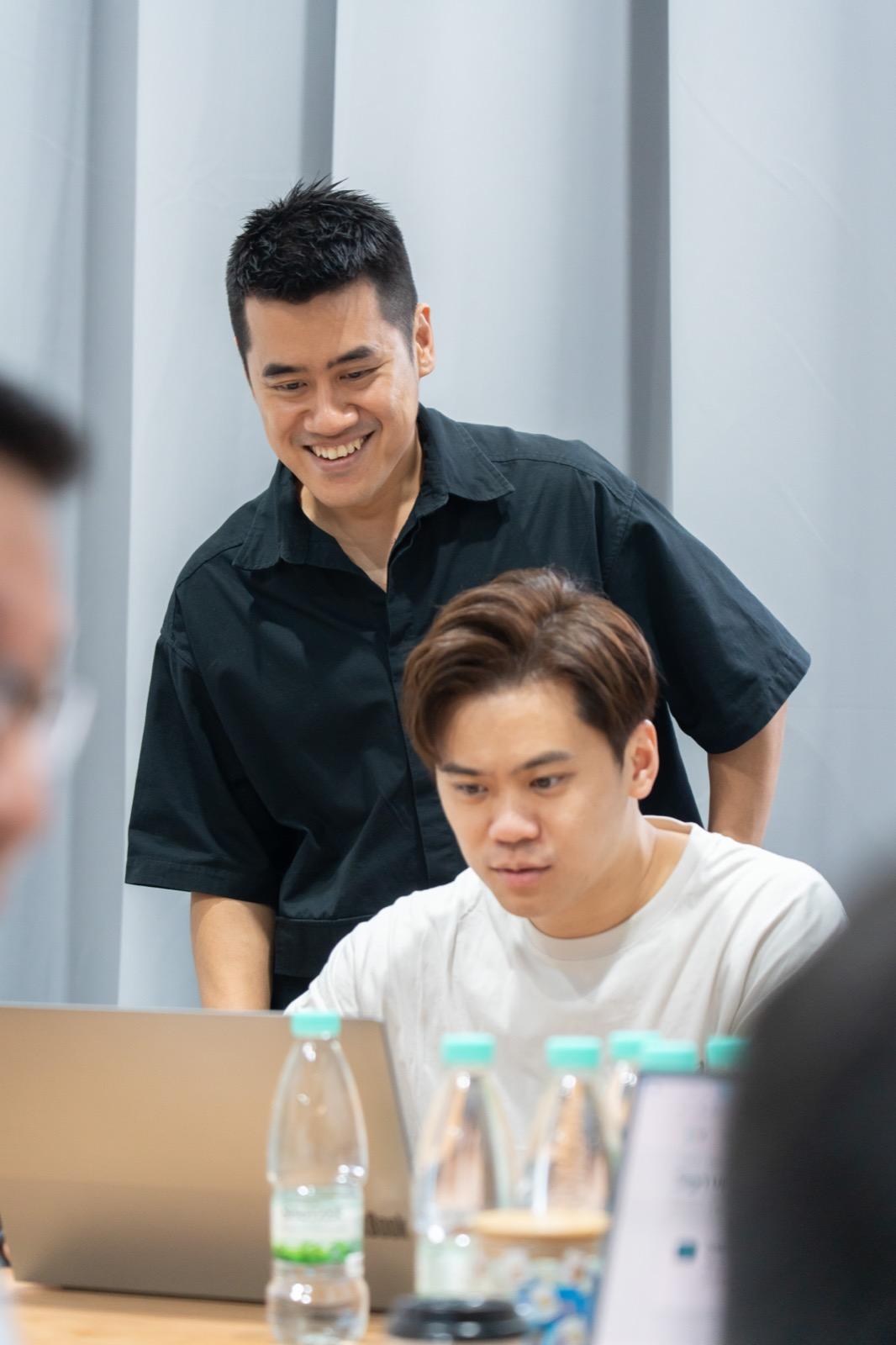 Trainer guiding an attendee at the laptop